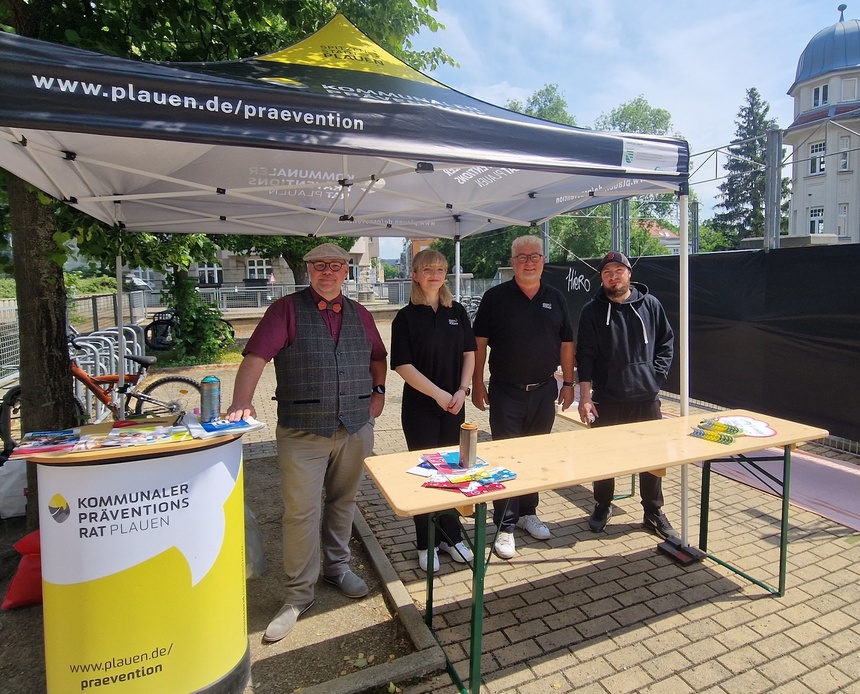 Vier Personen im Pavillion des Kommunalen Präventionsrates Plauen